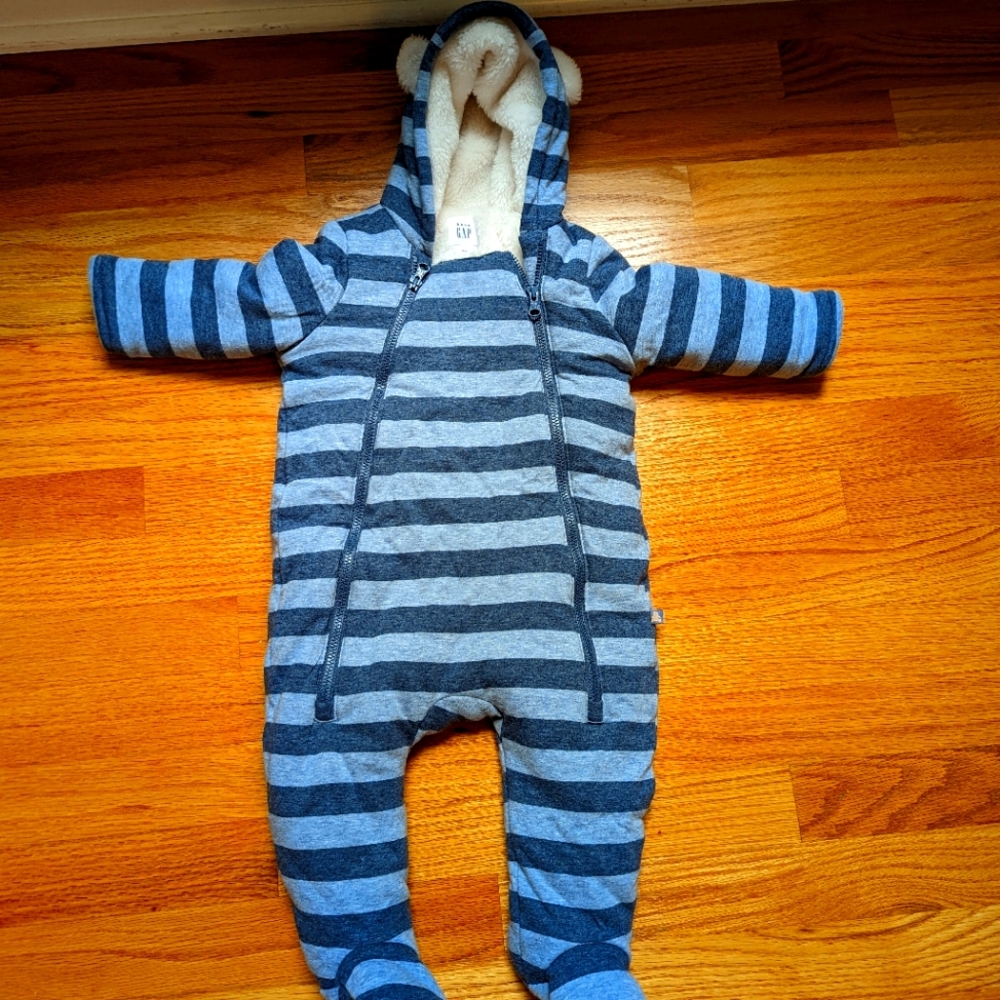 Adorable New never worn Baby Gap fleece lined onesie size 6-12m